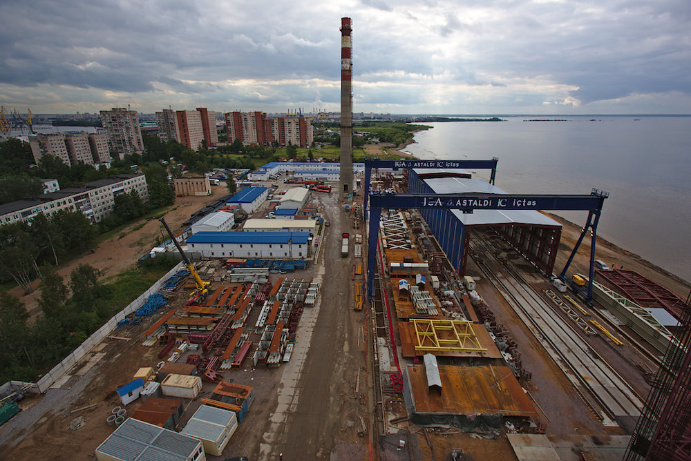 Слева — временные бытовые и офисные здания, склад металлоконструкций. Справа — две линии укрупнительной сборки