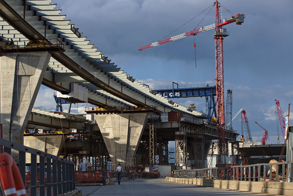 Роллеры устанавливают на каждой из опор. Снизу к пролету прикрепляют временные рельсы (накаточные пути) для скольжения по роллерам