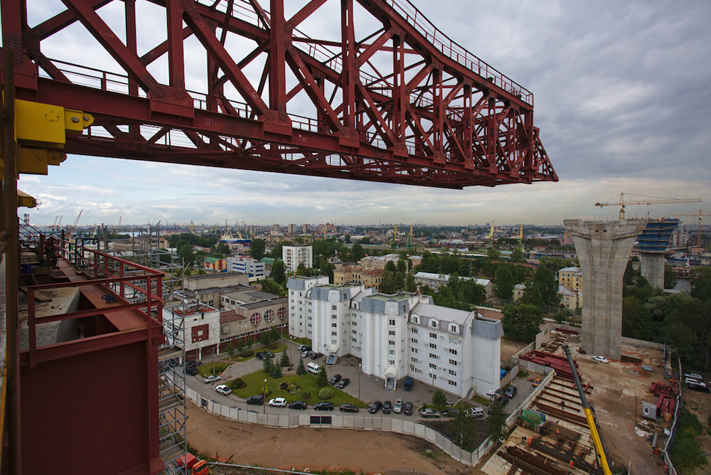 Сложность операции, проходящей на основном стапеле в том, что надвигается массивный двухъярусный пролет. Расстояние между опорами — в среднем 150 метров
