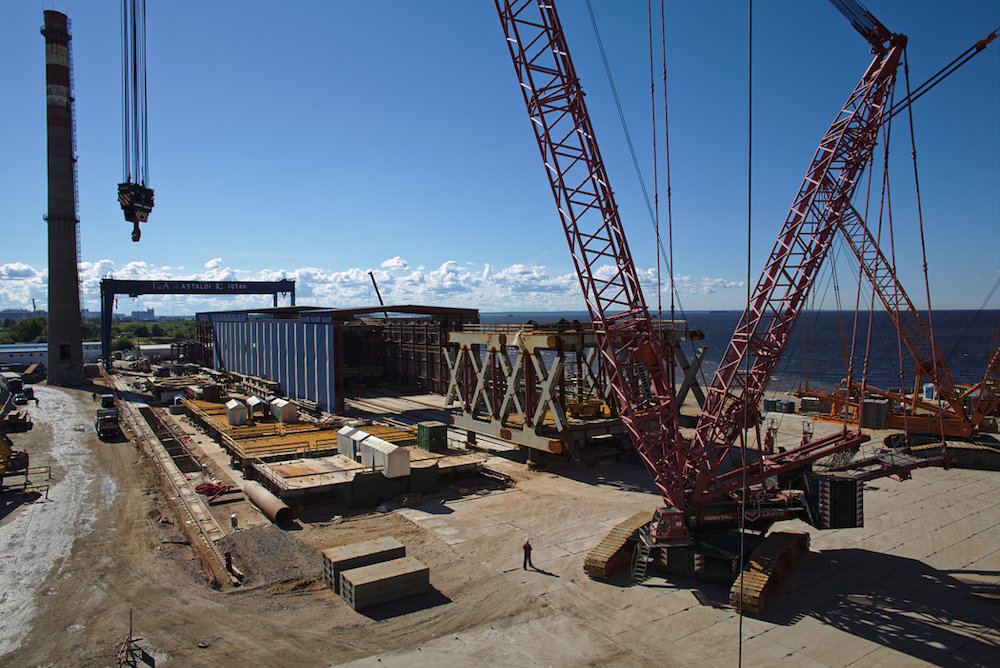 Каждый из 24-метровых блоков весит по 450–500 тонн. Их подъем на стапель осуществляется двумя кранами. Два таких крана могут поднять, например, оба разводных пролета Дворцового моста, а запаса грузоподъемности хватит еще на шесть трамваев