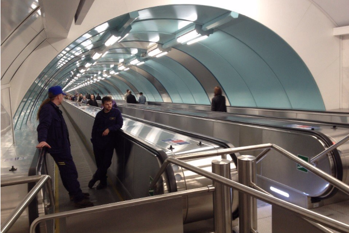 Артемий Лебедев раскритиковал петербургское метро за логотип и обилие рекламы