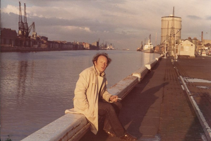 На набережной Смоленки заметили неизвестную скульптуру. Она похожа на проект памятника Бродскому