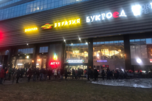 Из петербургских ТЦ за день эвакуировали 11 тысяч человек. На звонки о бомбах у преступников ушло десять минут