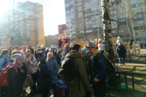 «Вы победили в конкурсе самого взрывного здания»: в Петербурге снова массово эвакуируют школы и суды из-за сообщений о минировании