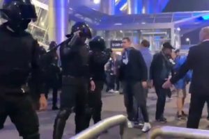ОМОН применил дубинки на матче «Зенит» — «Краснодар». Болельщики устроили драку