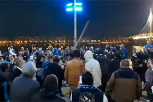 Фанаты «Зенита» второй раз за месяц подрались с ОМОНом — теперь на двоих болельщиков завели уголовное дело. Что известно о конфликте и его последствиях