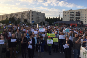 В Муринском парке прошел митинг против застройки территории. На акцию вышли 500 человек, говорят организаторы