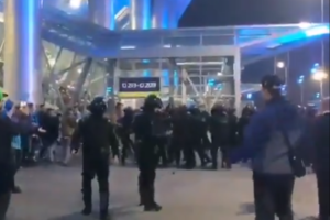 После столкновения с ОМОН 17 болельщиков привлекли к административной ответственности