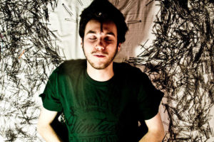 «Это бесполезно, но прикольно». Зачем петербуржец семь лет коллекционирует невидимки и учит людей искать их на улицах