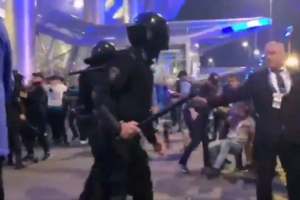 Фаната «Зенита» оштрафовали за драку с ОМОН. Суд учел, что он многодетный отец