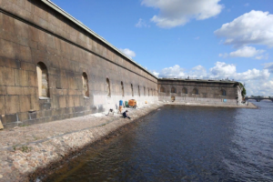 Принты с изображением кирпича поверх кладки, трещины и обрушившаяся штукатурка: Илья Варламов раскритиковал состояние Петропавловской крепости