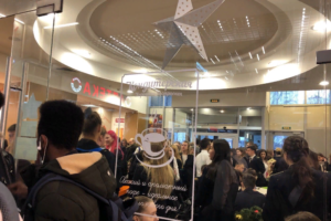 Студентов эвакуировали из Горного университета. Они пошли в торговый центр напротив, но оттуда их тоже эвакуировали