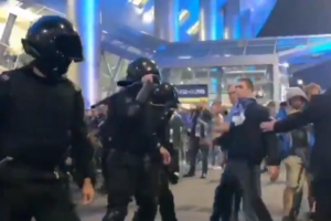 Фаната «Зенита» приговорили к трем годам условно из-за драки с ОМОНом. Он признал вину в ударе силовика по лицу