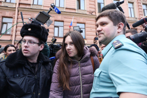 «Всем показали — чиновник всегда прав»: как петербурженку вернули в коронавирусный карантин после недели преследований и трех часов в суде