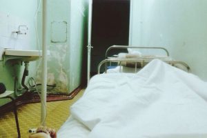 «Полутемные коридоры, кругом всё гнилое, разрушенное». Читатели «Бумаги» рассказывают, как лежали в Боткина и почему оттуда сбежали