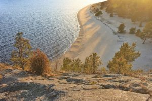 Остров в Ладожском озере, куда можно добраться без лодки. Здесь есть пляж, скалы и сосновый лес