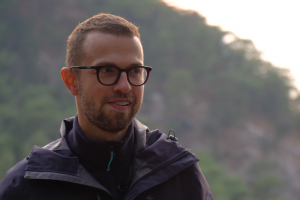 Дудь поговорил с путешественником Антоном Птушкиным — о выгорании, пеших походах и эвакуации из Луганска