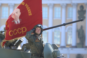 Парад на Дворцовой, толпы людей и салют. Смотрите, как в Петербурге прошло празднование 9 Мая