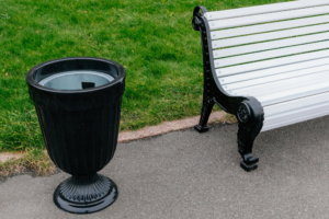 Как добиться установки урн во дворе, на набережной или в парке? Мундеп из Петербурга составил инструкцию