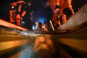 Мы нашли идеальный кадр с Крещения в Петербурге. Одно фото