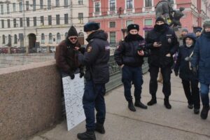 «Я просто не мог не выйти». Петербуржец провел антивоенный пикет на Невском, его не задержали