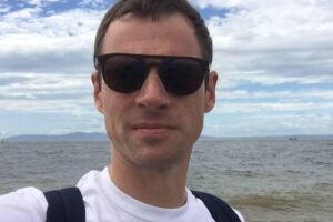 Суд в Петербурге приостановил действие статуса «иноагент» для журналиста Андрея Захарова