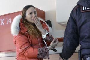 Суд отправил Сашу Скочиленко в СИЗО. У художницы диагностирована целиакия — вот к чему это может привести