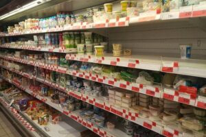 За январь в Петербурге на 44 % подорожали огурцы, но на 23 % подешевели авиаперелеты. На что еще заметно изменились цены с прошлого года?