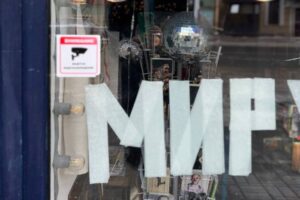 Неизвестный выстрелил в витрину магазина «Все свободны»