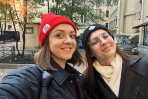 «Это был подарок судьбы — повстречать ее». Валя Луговая погибла в аварии на севере Петербурга. Участники Клуба друзей «Бумаги» объединились для помощи ее семье