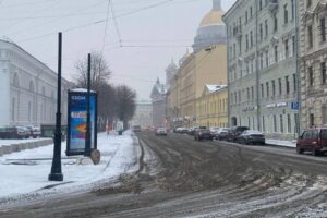 В Петербурге — ДТП и пробки, а также задержки рейсов. Ночью в город пришла метель