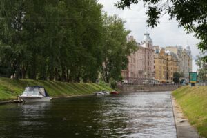 Запрет парковки самокатов, отремонтированные пляжи и подарки за детей. Как изменится жизнь петербуржцев в августе