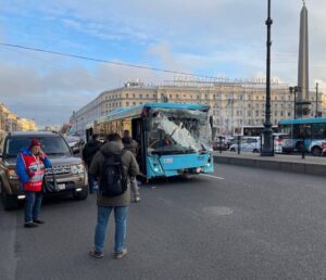 Водителю автобуса, попавшего в ДТП на площади Восстания, резко стало плохо, считают в полиции. Что еще известно об аварии