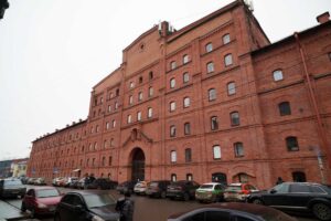 На Курляндской отменяют спектакли и богослужения, откачивают воду и открывают сбор для семьи погибшего. Что известно об ущербе после пожара в историческом здании? 