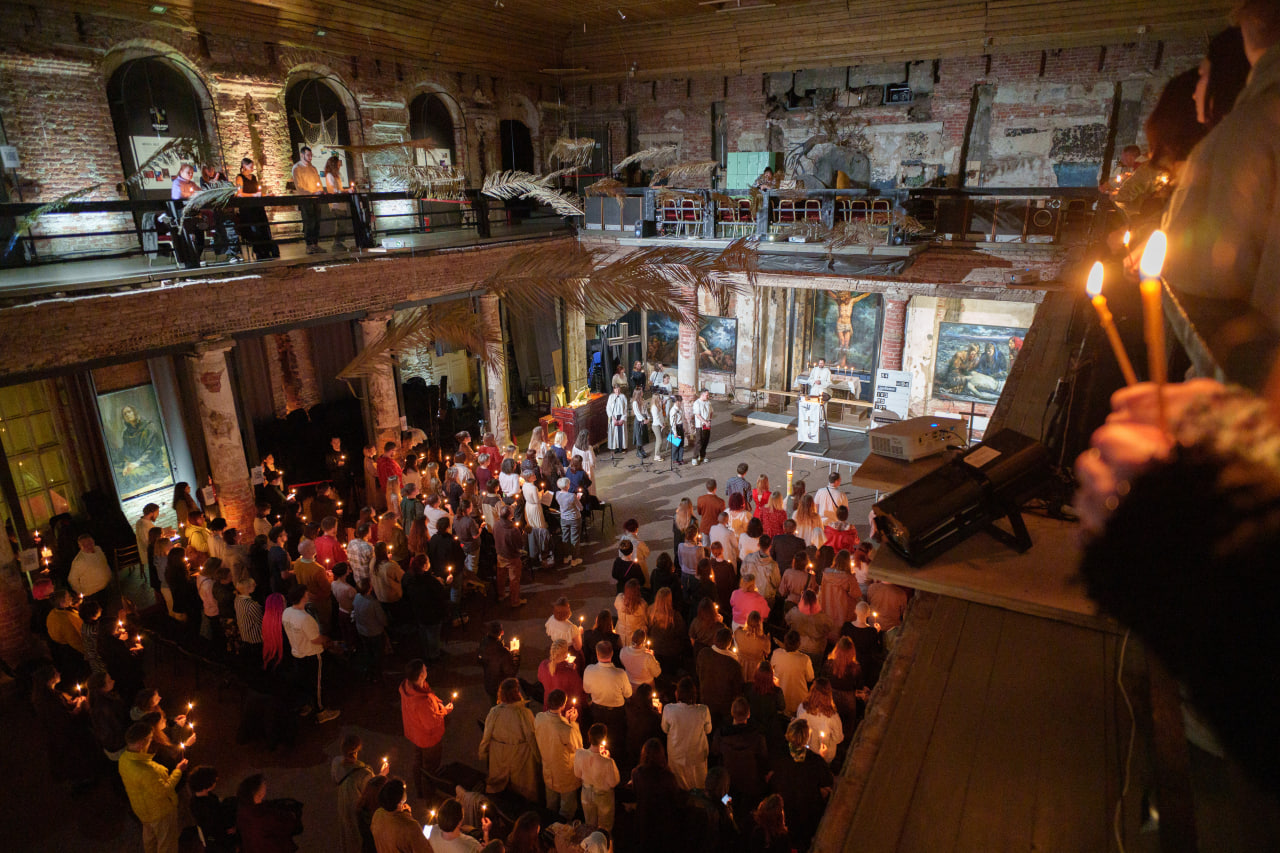 Пасхальная служба в Анненкирхе. Фото: «Бумага»