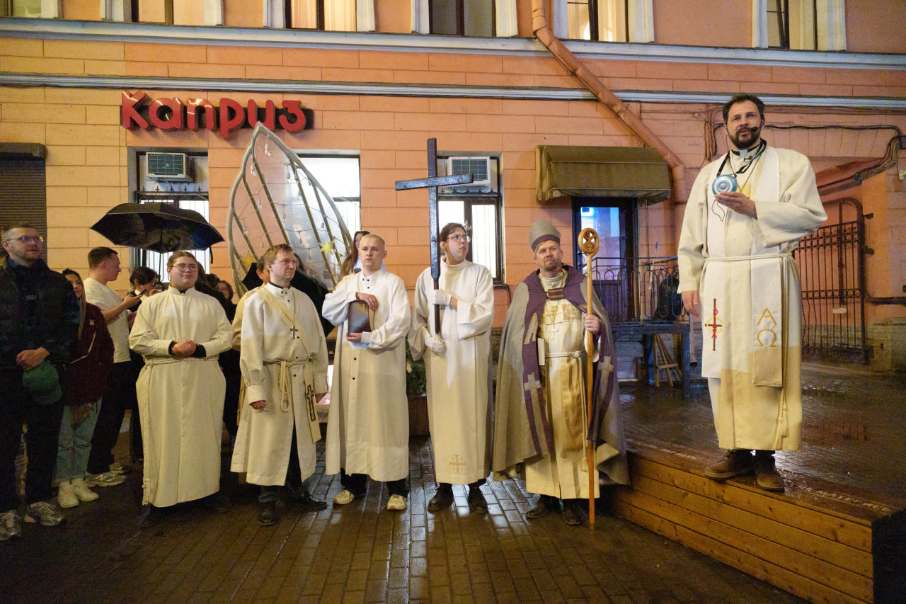 Пасхальная служба в Анненкирхе. Фото: «Бумага»