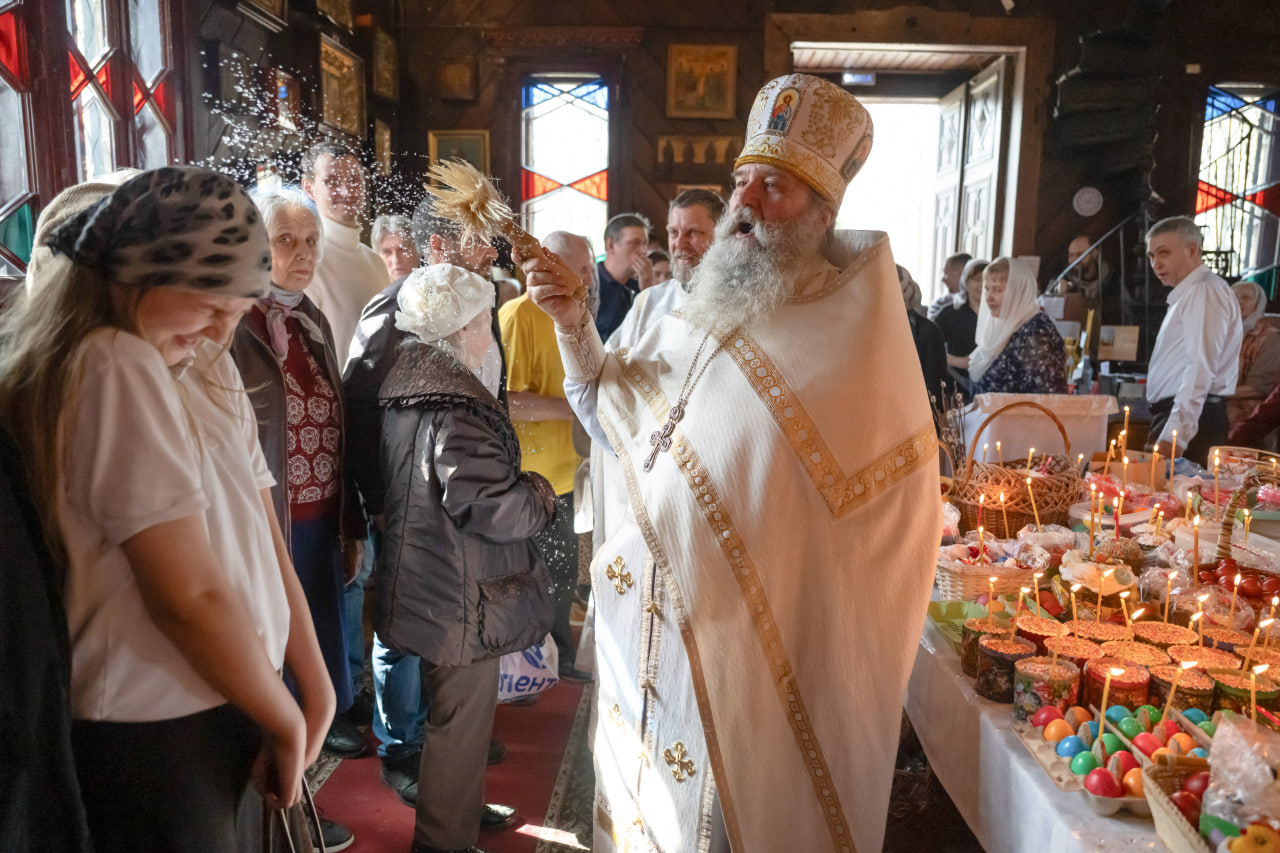 Пасхальная служба в церкви Пантелеимона Целителя на Фермском шоссе. Фото: «Бумага»