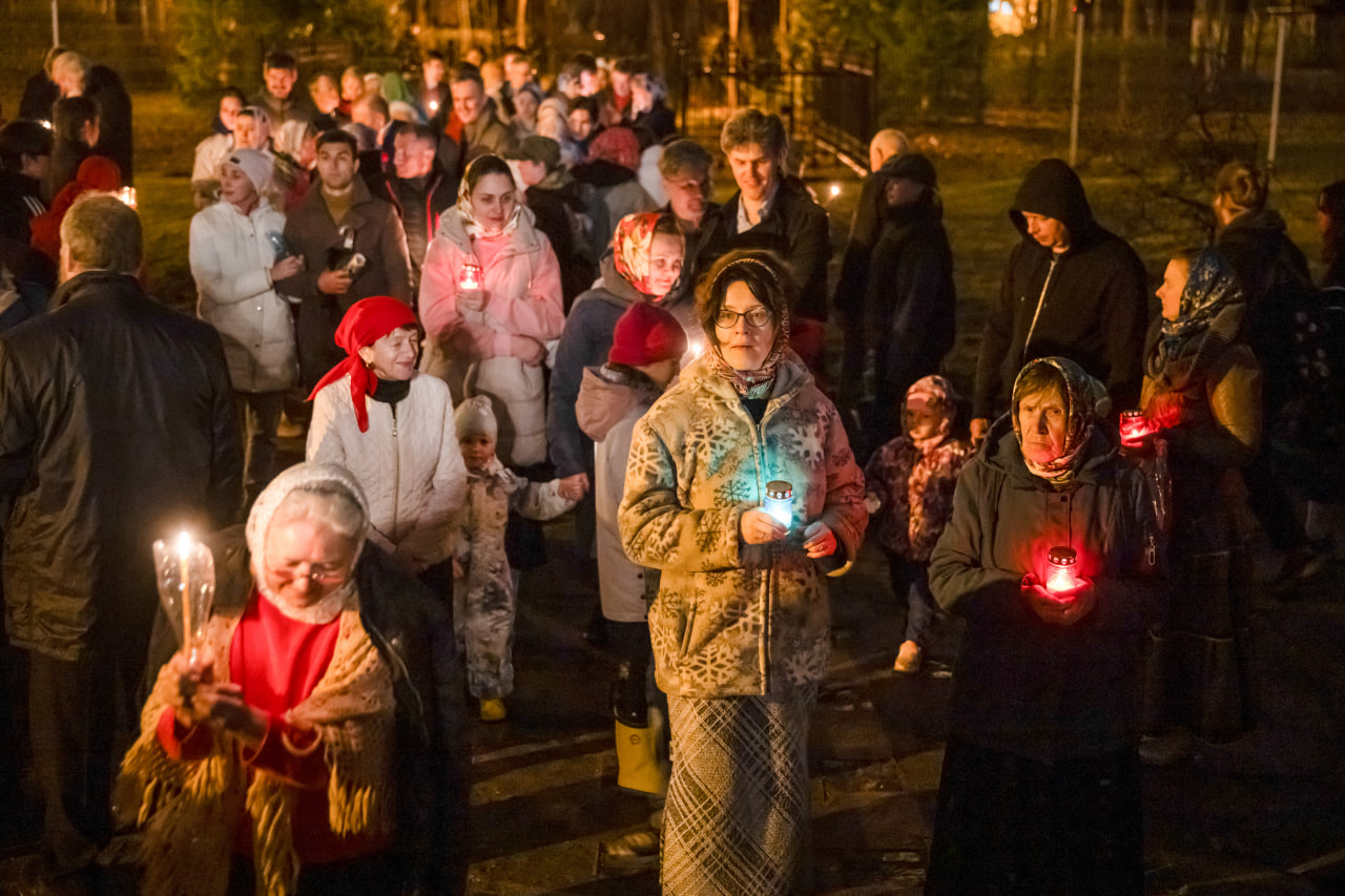 Пасхальная служба в церкви Пантелеимона Целителя на Фермском шоссе. Фото: «Бумага»