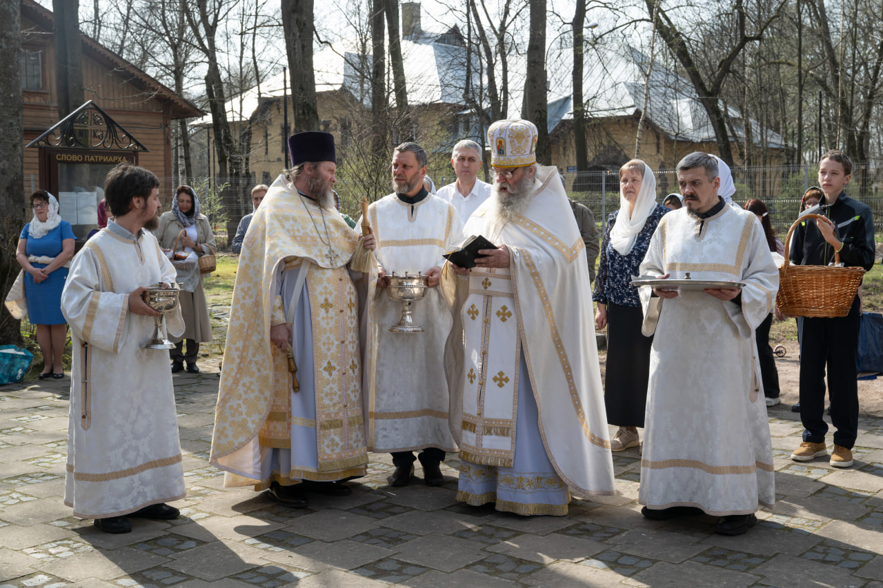 Пасхальная служба в церкви Пантелеимона Целителя на Фермском шоссе. Фото: «Бумага»