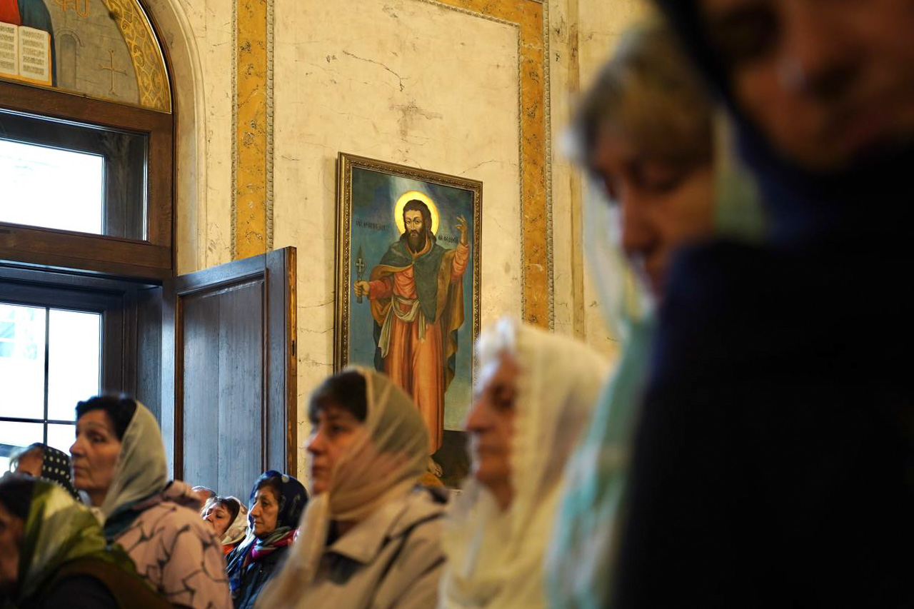 Пасхальная служба в армянской апостольской церкви святой Екатерины. Фото: «Бумага»