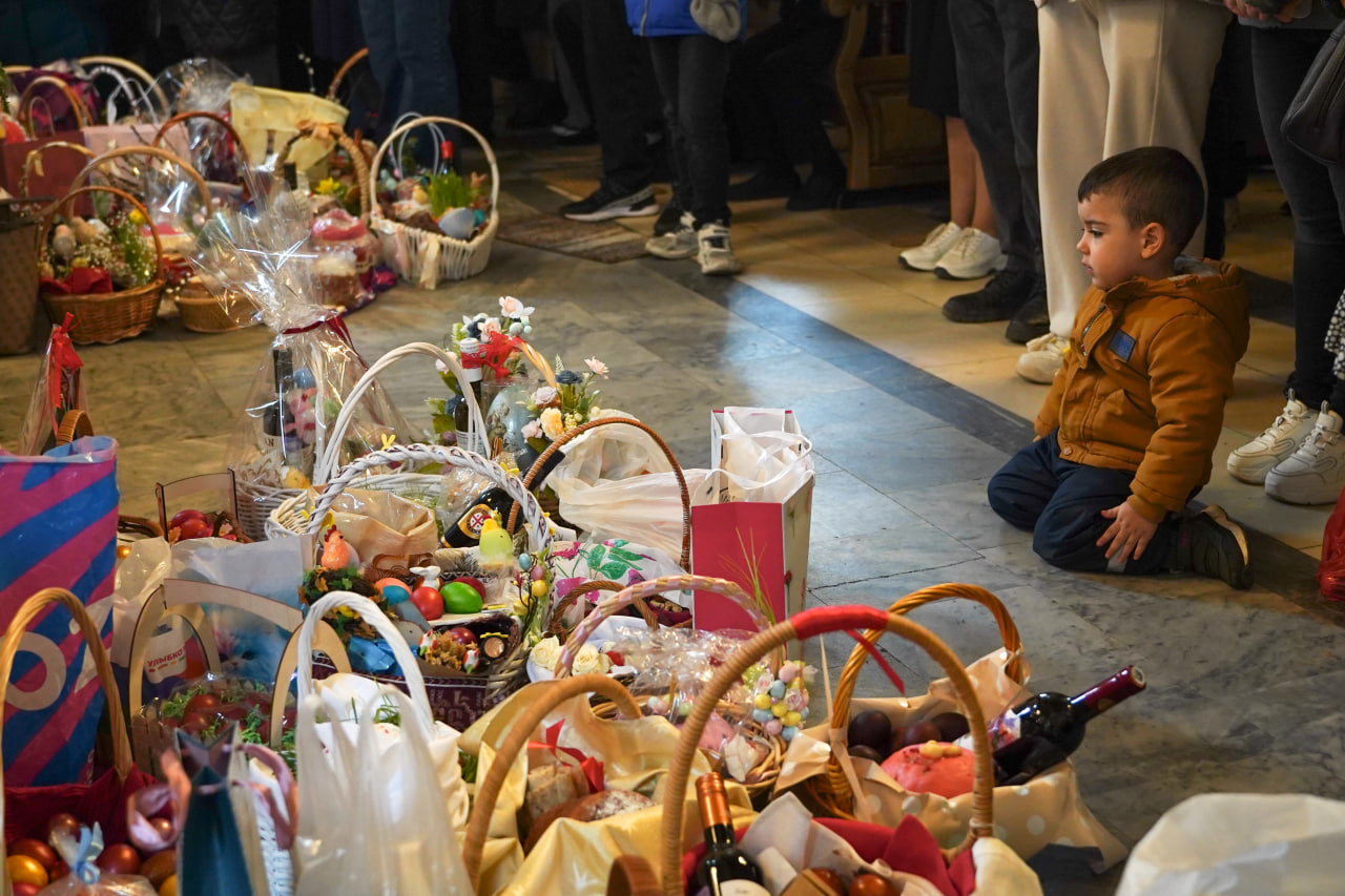 Пасхальная служба в армянской апостольской церкви святой Екатерины. Фото: «Бумага»