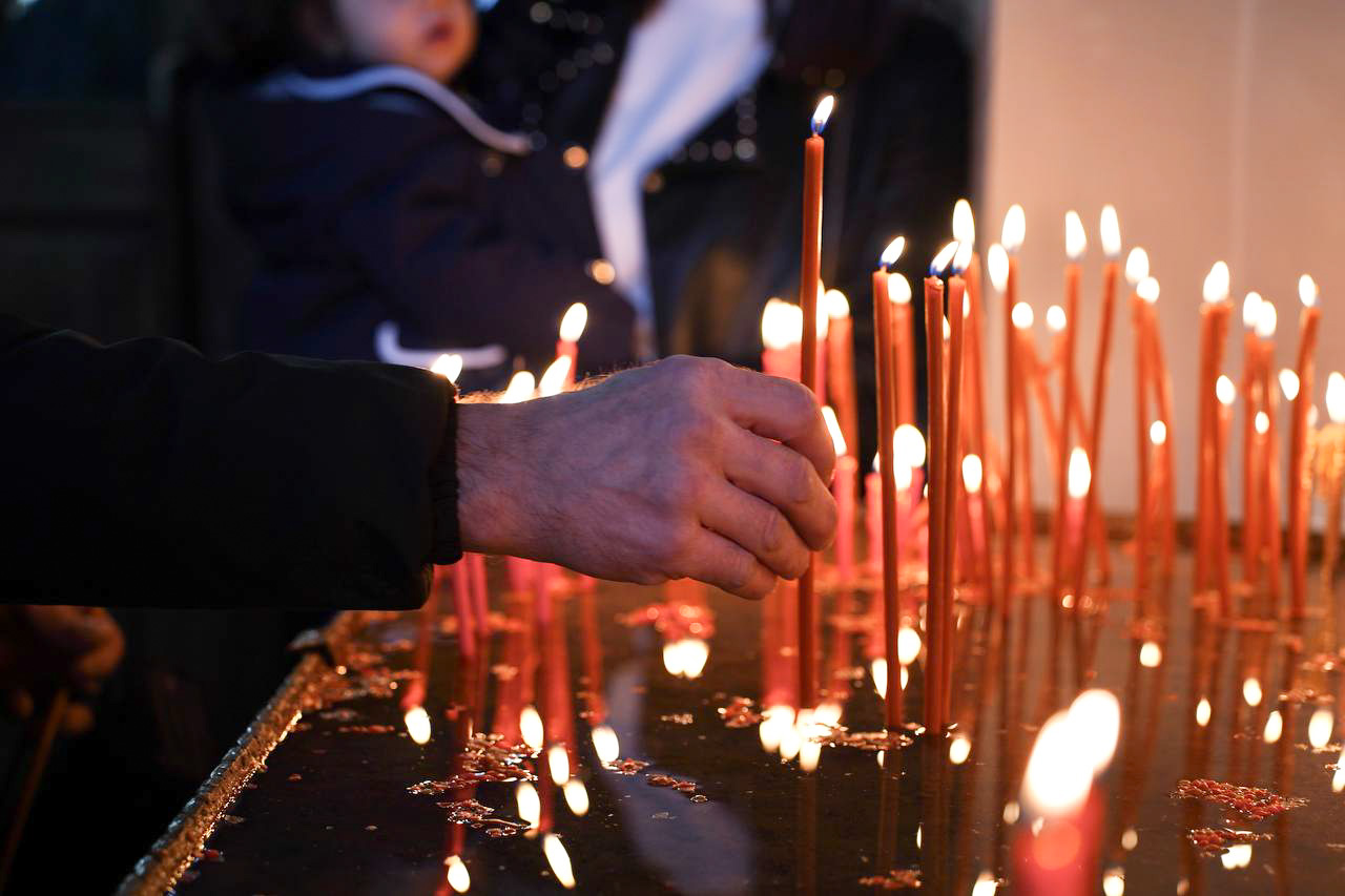 Пасхальная служба в армянской апостольской церкви святой Екатерины. Фото: «Бумага»