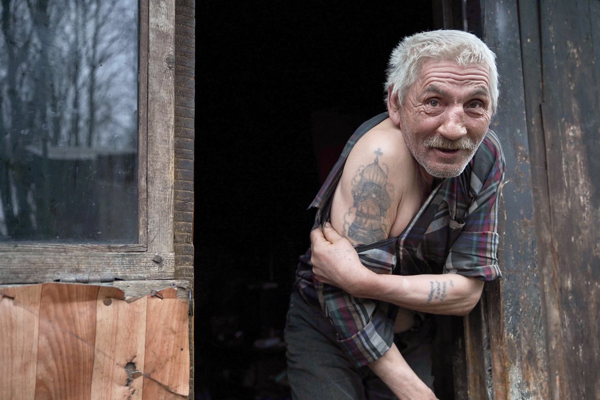 Евгений с удовольствием показывает свои татуировки и книги. Фото: «Бумага»