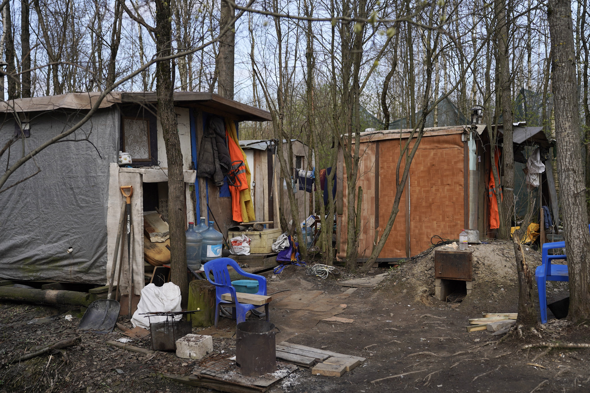 Второе скопление домиков тоже спряталось в лесополосе, но на юго-востоке свалки. Фото: «Бумага»