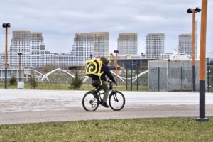 Переутомление курьеров и убитые «матизы». Как повлияет на сервисы запрет доставщикам ездить на велосипедах в исторических районах