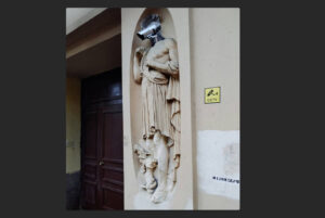 У Диониса с Большой Пушкарской восемь лет нет головы. Вот как это обыгрывают уличные художники, пока власти ее не реставрируют