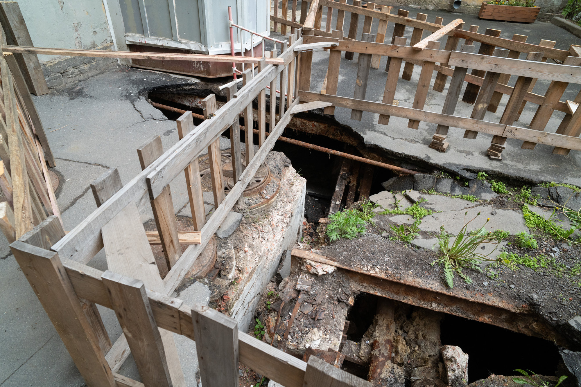 Обвалившийся подвесной двор на Боровой улице, 18. Фото: «Бумага»