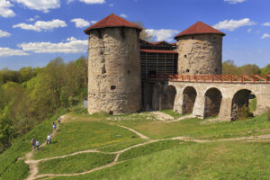 Крепость Копорье — средневековый замок, который никогда не реставрировали. Почему туда стоит съездить и какие удивительные истории с ней связаны