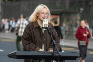 Эта девушка поет на Невском Монеточку и Нойза. Это 18-летняя пианистка — читайте, как горожане и полиция реагируют на песни «иноагентов»