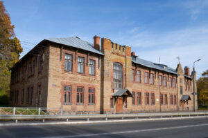 Кингисепп — старинный городок в кольце из полуразрушенных усадеб. Почему туда стоит съездить и какие удивительные истории с ним связаны